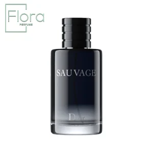 تصویری از شیشه عطر دیور ساواج را نشان میدهد. این شیشه به رنگ تیره و طراحی استوانهای دارد. نام “SAUVAGE” به صورت برجسته و به رنگ روشن در قسمت میانی شیشه نوشته شده است. درپوش شیشه به صورت استوانهای و با خطوط افقی طراحی شده، و زیر آن نام “Dior” مشاهده میشود. در قسمت بالا سمت چپ تصویر، لوگوی “Flora PERFUME” به چشم میخورد.
