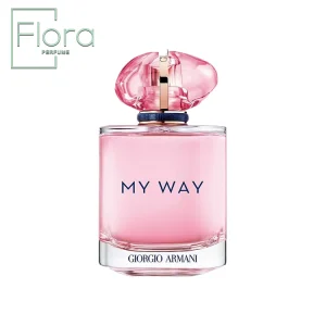 تصویری از بطری عطر Giorgio Armani My Way، که طراحی شفاف و صورتی دارد. درب بطری به شکلی زیبا و هنری، شفاف و گنبدی شکل با رنگ صورتی دیده میشود. نام “MY WAY” به رنگ تیره روی بدنه بطری نوشته شده و در پایین بطری نام “GIORGIO ARMANI” دیده میشود. لوگوی “Flora PERFUME” در گوشه تصویر قرار دارد