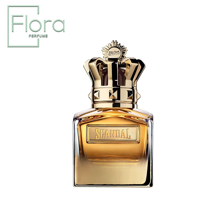 این تصویر، یک عکس از بطری عطر ژان پل گوتیه مدل Scandal است. بطری طراحی شیکی دارد که با استفاده از رنگ طلایی و شفافیت شیشه‌ای خود، حس لوکس بودن و جذابیت را القا می‌کند. بخش فوقانی بطری به شکل یک تاج سلطنتی طراحی شده است که نمادی از قدرت، جسارت و شکوه است