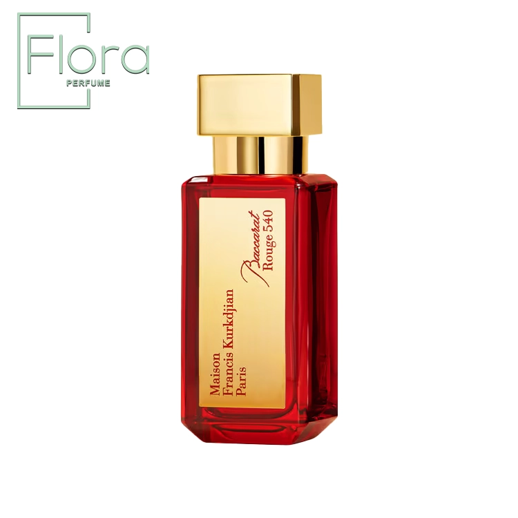 تصویری از بطری عطر باکارات رژ 540 اکس‌تریت از برند Maison Francis Kurkdjian (MFK) به رنگ قرمز شفاف با طراحی شیک و لوکس. پلاکی طلایی با نوشته برند و نام عطر روی بطری و درپوش طلایی براق دیده می‌شود. در گوشه بالا سمت چپ لوگوی Flora Perfume قرار دارد.