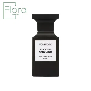 یک بطری عطر مشکی و مات با طراحی شیک و مینیمال، برچسب سفید با نام عطر “Tom Ford Fucking Fabulous” در وسط قرار دارد. لوگوی “Flora Perfume” در گوشه سمت چپ بالای تصویر قابل مشاهده است.