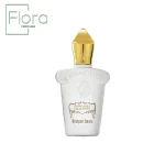 تصویر یک بطری عطر Xerjoff Casamorati Bouquet Ideale را نشان میدهد. این بطری سفید و شیک با طرحی بلند و دارای یک درپوش طلایی نوکدار است. روی بطری، نام “CASAMORATI” برجسته شده و در زیر آن، طراحی زیبا با نوشتههای طلایی “PERFUMED HAIR MIST” و “BOUQUET IDEALE” قرار دارد.