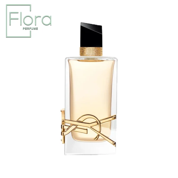 این تصویر یک بطری عطر شیک از برند ایو سن لورن (Yves Saint Laurent) را نمایش می‌دهد. بطری شفاف است و مایع طلایی رنگ داخل آن به زیبایی دیده می‌شود. درب بطری به رنگ مشکی با طراحی هندسی و ظریف است و یک نوار طلایی تزئینی در گردنه ظرف دیده می‌شود. لوگوی طلایی YSL به صورت برجسته روی بطری قرار گرفته و جلوه‌ای لوکس به آن بخشیده است.