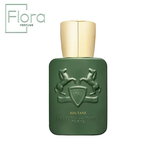 یک بطری عطر سبز تیره با سرپوش طلایی، مزین به دو اسب برجسته و نوشته‌ی “HALTANE PARFUMS de MARLY PARIS