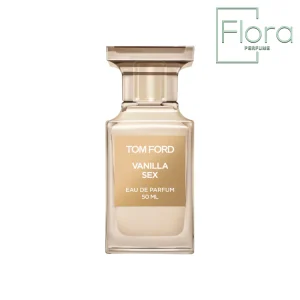 تصویری از شیشه عطر تام فورد وانیلا سکس را نشان می‌دهد. این شیشه مربعی و شفاف بوده و با رنگ گرم طلایی به‌وضوح دیده می‌شود. نام “TOM FORD” و “VANILLA SEX” به رنگ سفید روی برچسب ظاهری شیشه نوشته شده است و زیر آن “EAU DE PARFUM” و حجم “50 ML” به چشم می‌خورد. در سمت راست بالا، لوگوی “Flora PERFUME” دیده می‌شود. درپوش شیشه به‌صورت مربعی و با طراحی مینیمالیستی و شیک ساخته شده است.