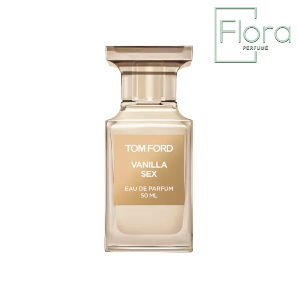 تصویری از شیشه عطر تام فورد وانیلا سکس را نشان می‌دهد. این شیشه مربعی و شفاف بوده و با رنگ گرم طلایی به‌وضوح دیده می‌شود. نام “TOM FORD” و “VANILLA SEX” به رنگ سفید روی برچسب ظاهری شیشه نوشته شده است و زیر آن “EAU DE PARFUM” و حجم “50 ML” به چشم می‌خورد. در سمت راست بالا، لوگوی “Flora PERFUME” دیده می‌شود. درپوش شیشه به‌صورت مربعی و با طراحی مینیمالیستی و شیک ساخته شده است.