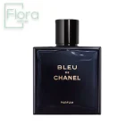 تصویری از شیشه عطر بلو شنل که به شکل مربعی و به رنگ آبی تیره است. روی شیشه، نام “BLEU DE CHANEL” با حروف سفید یا نقرهای نوشته شده و کلمه “PARFUM” در پایین آن قرار دارد. درب بطری به رنگ مشکی و ساده طراحی شده است. در گوشه بالا سمت چپ تصویر، لوگوی “Flora PERFUME” با رنگ سبز کمرنگ دیده میشود.