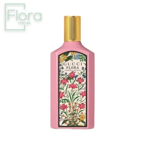 تصویری از شیشه عطر گوچی فلورا را نشان میدهد. این شیشه به رنگ صورتی با طراحی مستطیلی و ساده است. وسط آن یک برچسب با طرح گلهای رنگارنگ وجود دارد و نام “GUCCI FLORA GORGEOUS GARDENIA” روی برچسب حک شده است. درب طلایی رنگ نیز با طراحی شیاردار دیده میشود. در بالا سمت چپ تصویر، لوگوی “Flora PERFUME” با رنگ سبز کمرنگ قابل مشاهده است.