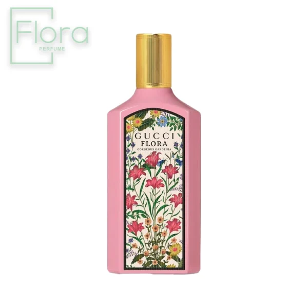 تصویری از شیشه عطر گوچی فلورا را نشان می‌دهد. این شیشه به رنگ صورتی با طراحی مستطیلی و ساده است. وسط آن یک برچسب با طرح گل‌های رنگارنگ وجود دارد و نام “GUCCI FLORA GORGEOUS GARDENIA” روی برچسب حک شده است. درب طلایی رنگ نیز با طراحی شیاردار دیده می‌شود. در بالا سمت چپ تصویر، لوگوی “Flora PERFUME” با رنگ سبز کم‌رنگ قابل مشاهده است.