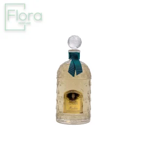 شیشه عطر گرلن بایسر د روسی با طراحی کلاسیک و شیک به تصویر کشیده شده است. شیشه شفاف با نقوش برجسته و درب کروی کریستالی، حس لوکس بودن را القا میکند. یک روبان سبز تیره دور گردن شیشه گره خورده و برچسب طلایی رنگ با نام عطر “BAISER DE RUSSIE” به زیبایی روی بدنه قرار گرفته است. لوگوی “Flora Perfume” نیز در گوشه بالا سمت چپ تصویر دیده میشود.
