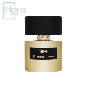 این تصویر شیشه عطر تیزیانا ترنزی کیرکه را نشان میدهد. شیشه به رنگ طلایی مات است و یک برچسب مشکی با نام “KIRKÈ” و برند “Tiziana Terenzi” روی آن قرار دارد. درب عطر به رنگ مشکی مات و استوانهای شکل است و در قسمت بالایی شیشه با جزئیات طلایی رنگ تزئین شده است. در گوشه بالا سمت چپ تصویر، لوگوی “Flora Perfume” به چشم میخورد.