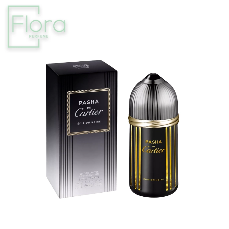 تصویر بطری عطر کارتیر پاشا (Cartier Pasha) در نمای نزدیک. بطری شیشه‌ای مربعی شکل با رنگ طلایی و مشکی است. درپوش مربعی شکل و براق به رنگ مشکی است و بر روی آن لوگوی کارتیر به صورت برجسته دیده می‌شود. در قسمت جلویی بطری، نام “Pasha” به رنگ طلایی نوشته شده است. پس‌زمینه تصویر تار است و بر روی عطر تمرکز دارد.