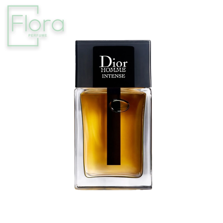 شیشه عطر Dior Homme Intense با طراحی مدرن و مردانه، نمایانگر قدرت و ظرافت است. شیشه‌ای شفاف با مایع طلایی درون آن، در قابی مکعبی شکل و ساده قرار گرفته. درب سیاه رنگ عطر با نام Dior Homme Intense، تضاد زیبایی با بدنه شفاف ایجاد کرده است. لوگوی Flora Perfume نیز در گوشه سمت چپ بالای عکس دیده می‌شود.