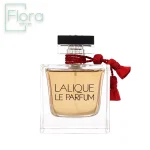 شیشه عطر لالیک له پارفوم، با طراحی مستطیلی و شفاف خود، نمایانگر ظرافت و سادگی است. مایع طلایی رنگ عطر درون شیشه، با درب سیاه رنگ و روبانی قرمز رنگ، زیبایی خاصی به آن بخشیده است. لوگوی Lalique و عبارت Le Parfum به زیبایی بر روی شیشه حک شدهاند. تصویری شیک و لوکس از یک عطر زنانه با کیفیت.