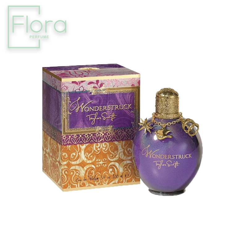 تصویر بطری عطر زنانه Wonderstruck از تیلور سویفت به همراه جعبه آن. بطری گرد و بنفش رنگ است و با جزئیاتی طلایی و آویزهای کوچک تزئین شده است. جعبه عطر نیز با طرح های بنفش، طلایی و نارنجی طراحی شده و نام عطر و برند روی آن به چشم می خورد.