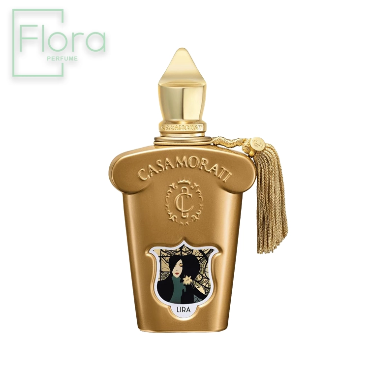 تصویر یک بطری عطر زرجف کازاموراتی لیرا را نشان می‌دهد. بطری به رنگ طلایی با طرحی کلاسیک و ظریف است و لوگوی کازاموراتی و نام عطر “لیرا” به وضوح روی آن قابل مشاهده است. در پایین بطری، تصویری از زنی با لباس سبز تیره وجود دارد که به سبک هنر رنسانس طراحی شده است. در کل، تصویر، کیفیت و ظرافت عطر را به خوبی نمایش می‌دهد.